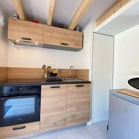 Appartement Maison 2 Pièces - Secteur Calme Et Verdoyant - - Lb900-008 *